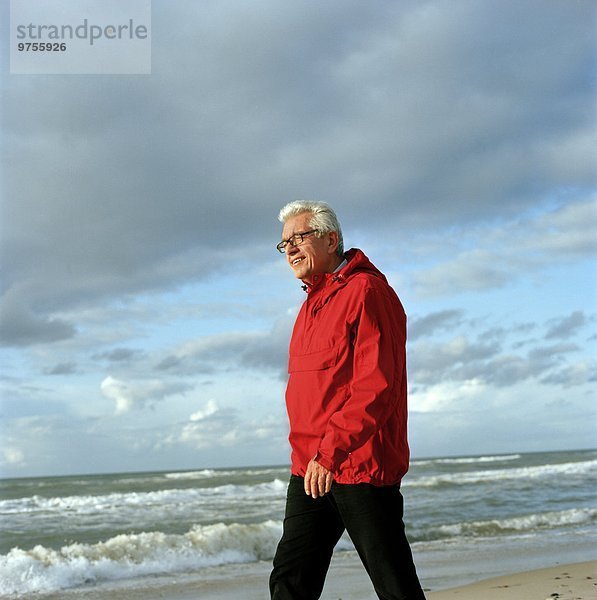 Senior Senioren Mann gehen Strand