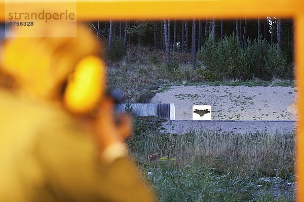 Mann üben jung schießen