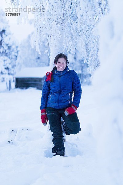 Frau Winter lächeln Landschaft