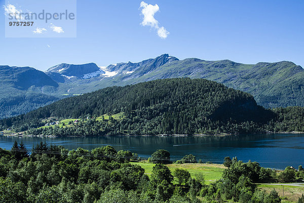 Norwegen  Alesund  Landschaft mit Fjord