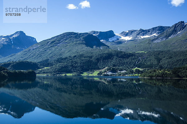 Norwegen  Alesund  Landschaft mit Fjord