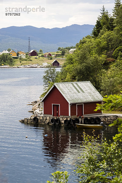 Norwegen  Bergen  rotes Haus am Wasser