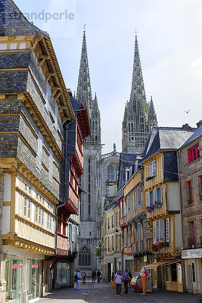 Frankreich  Bretagne  Quimper  Fachwerkhäuser mit Dom St. Corentin im Hintergrund