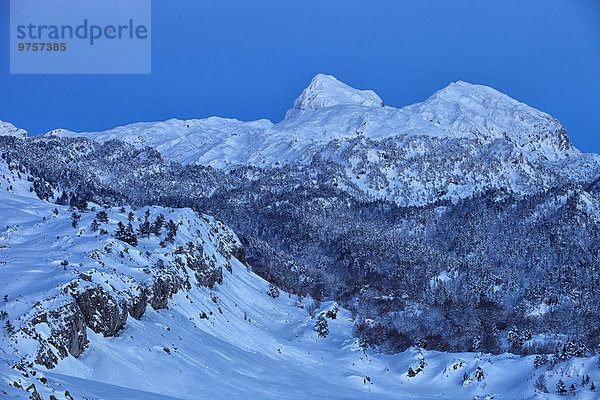 Spanien  Navarra  Roncal-Tal  Blaue Stunde in den Bergen