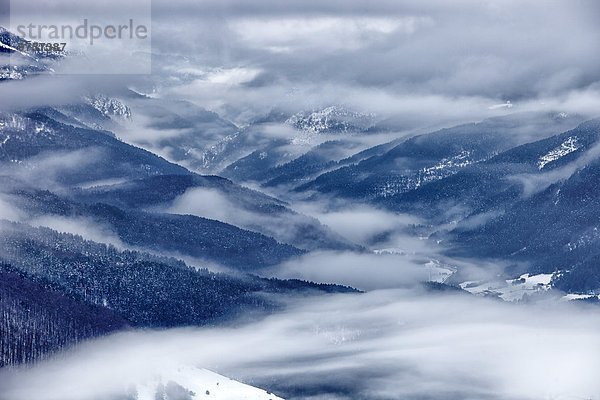Spanien  Navarra  Roncal-Tal  Nebel in den Bergen