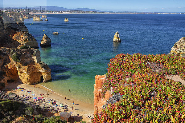 Portugal  Algarve  Felsen vor dem Strand