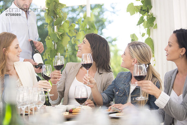 Frauen bei einer Weinprobe mit Rotwein