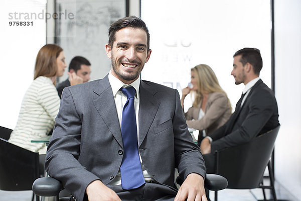 Porträt eines selbstbewussten Geschäftsmannes im Sitzungssaal