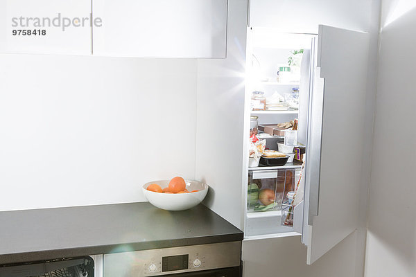 Moderne Küche  offener Kühlschrank und Licht