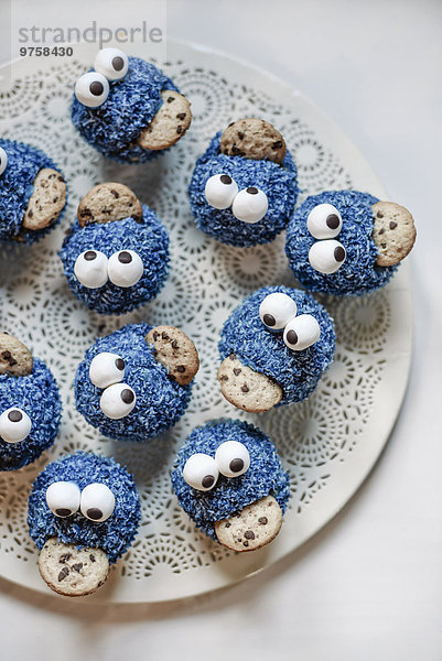 Cookie Monster Muffins auf einem Teller
