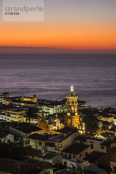 Mexiko  Puerto Vallarta  beleuchtete Kirche Unserer Lieben Frau von Guadalupe nach Sonnenuntergang