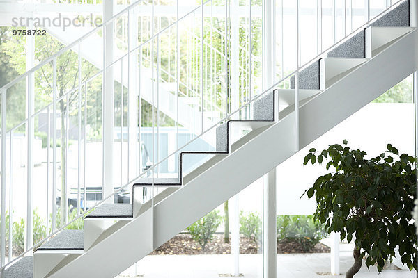 Leere Treppe in einem Bürogebäude