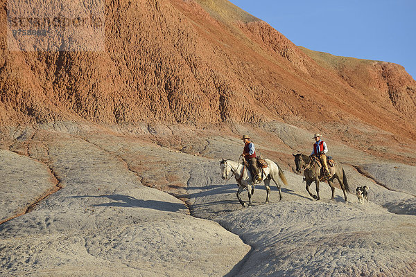 USA  Wyoming  Cowgirl und Cowboy Reiten in Badlands