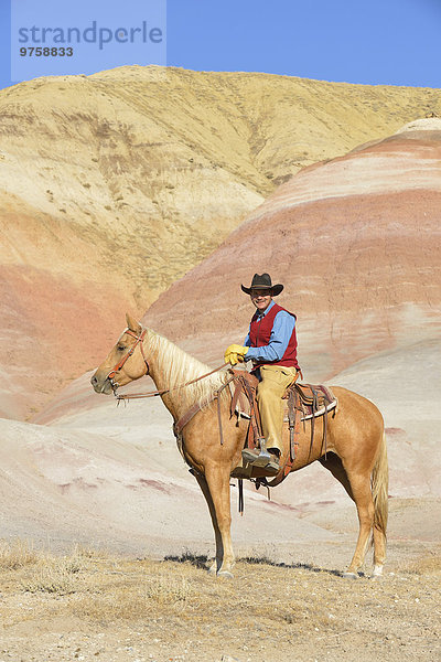 USA  Wyoming  Cowboy auf seinem Pferd in Badlands