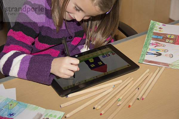 Kleine Mädchenzeichnung mit digitalem Tablett