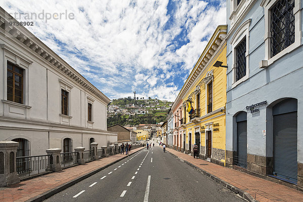 Ecuador  Quito  Altstadt mit Blick auf die Jungfrau von Quito bei El Panecillo