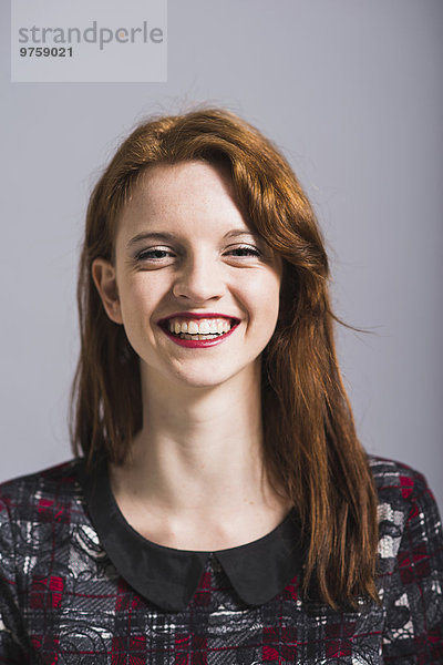 Porträt einer glücklichen jungen Frau