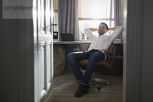 Mann macht eine Pause in seinem Home-Office