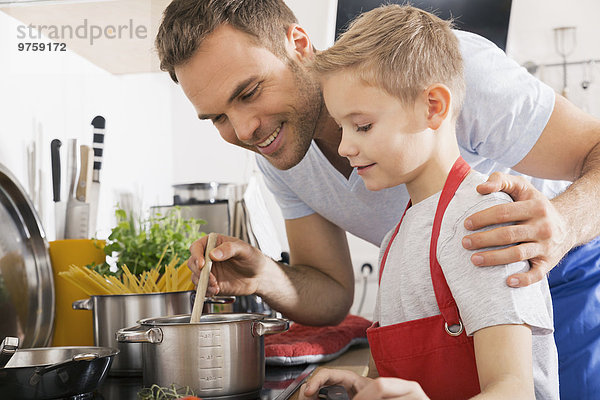 Vater und Sohn kochen gemeinsam