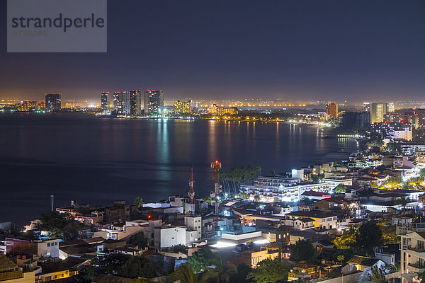 Mexiko  Puerto Vallarta  bei Nacht  Banderas Bay mit Blick auf Hotel Zone