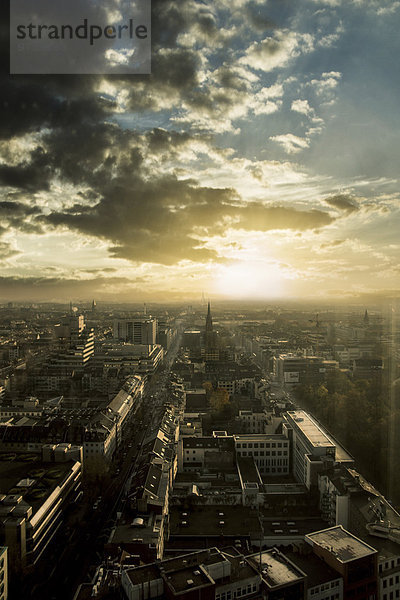 Deutschland  Blick auf die Stadt bei Gegenlicht von oben