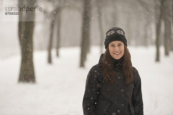 Lächelnde junge Frau im Winter