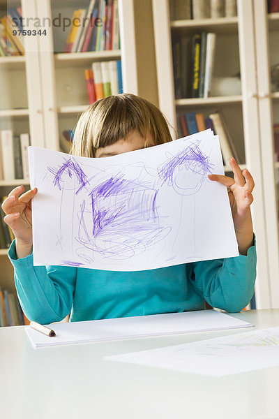 Kleines Mädchen mit Zeichnung