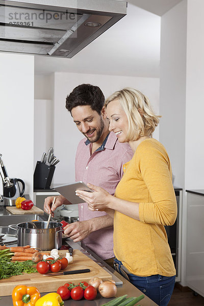 Kochen in der Küche mit digitalem Tablett
