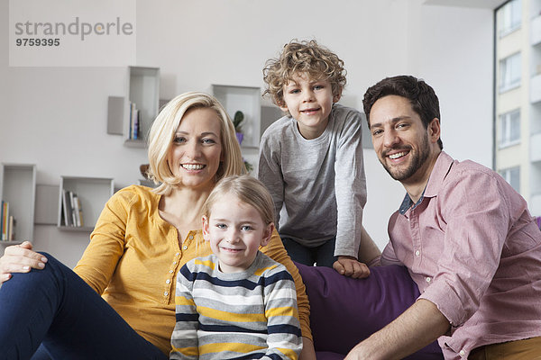 Porträt einer glücklichen Familie zu Hause