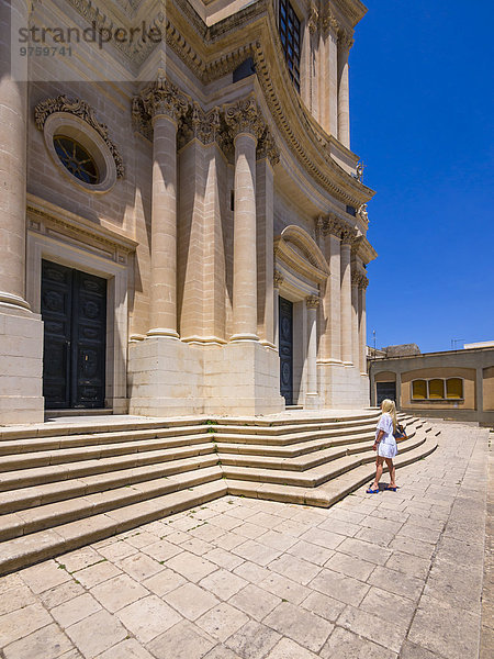 Italien  Sizilien  Modica  Frau mit Blick auf die Kirche San Giovanni  UNESCO-Weltkulturerbe