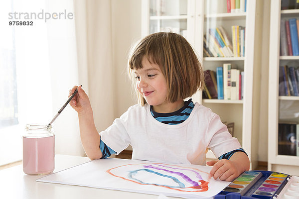 Kleine Mädchen malen mit Aquarellen