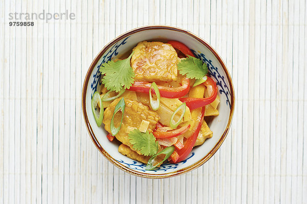 Thai-Curry-Wintergemüse  Pastinaken  gelbe Rüben  Rüben  Rutabaga  mit Tempeh auf Reis