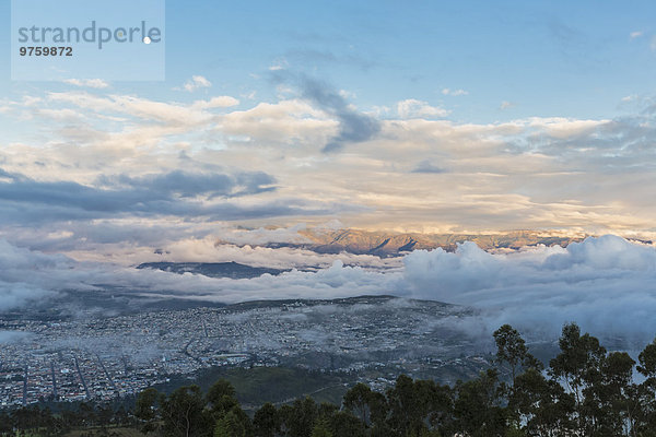 Südamerika  Ecudador  Imbabura Provinz  Blick nach Ibarra  Nebel im Morgenlicht