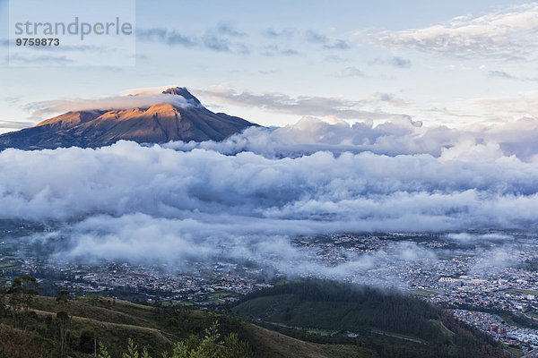 Südamerika  Ecudador  Imbabura Provinz  Ibarra  Imbabura Vulkan und Nebel am Morgen
