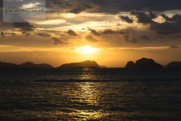 Philippinen  Palawan  El Nido  Segelschiffe bei Sonnenuntergang