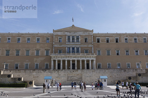 Griechenland  Athen  Blick auf das Parlamentsgebäude mit Menschen im Vordergrund