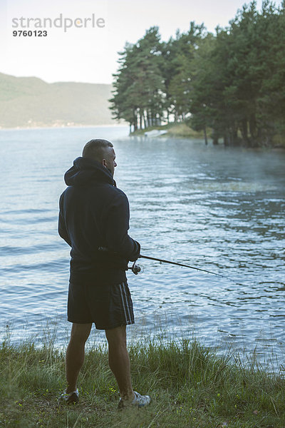 Bulgarien  Mann beim Fischen am Staudamm