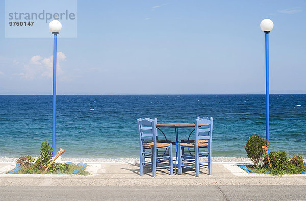 Griechenland  Tisch und Stühle der Taverne am Meer
