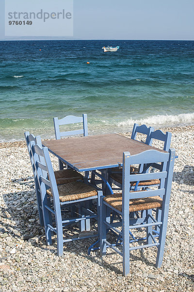 Griechenland  Tisch und Stühle der Taverne am Meer