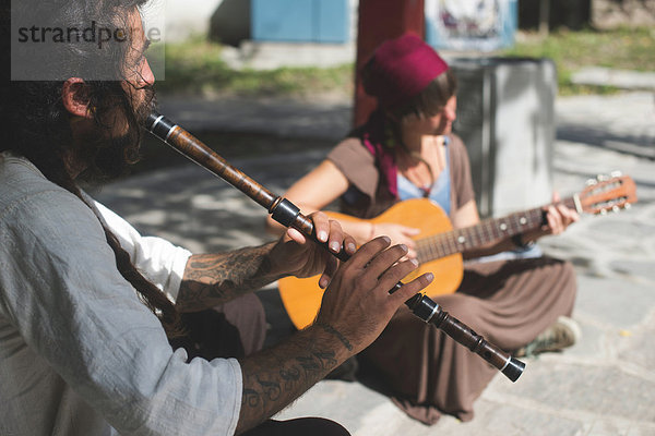 Bulgarien  Plovdiv  Straßenmusiker beim Flötenspiel
