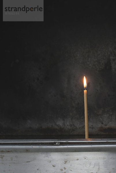 Griechenland  brennende Kerze in einer Kirche