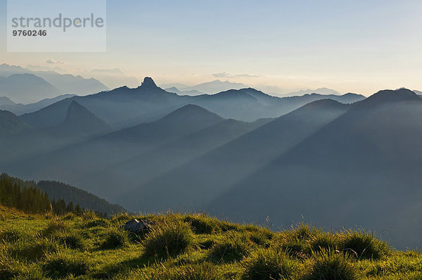 Deutschland  Oberbayern  Tegernsee  Blick vom Wallberg auf die bayerischen Alpen am Abend