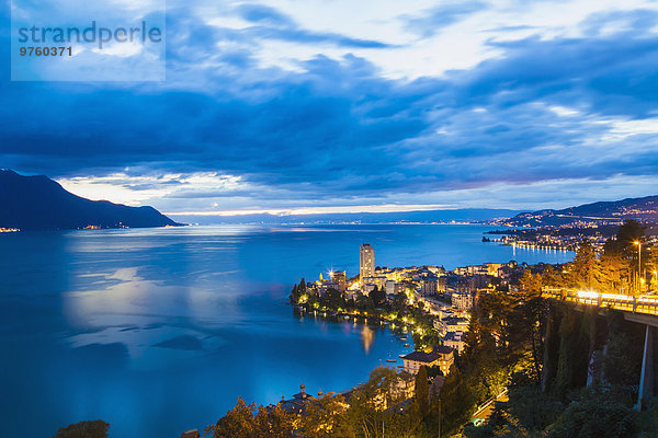 Schweiz  Genfersee  Montreux  Stadtbild bei Dämmerung