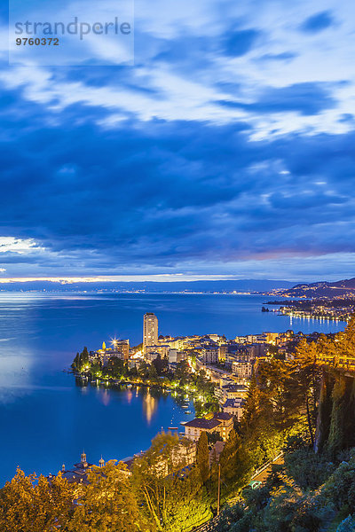Schweiz  Genfersee  Montreux  Stadtbild bei Dämmerung