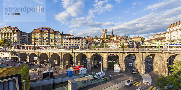 Schweiz  Lausanne  Stadtbild mit Brücke Grand-Pont und Kathedrale Notre-Dame
