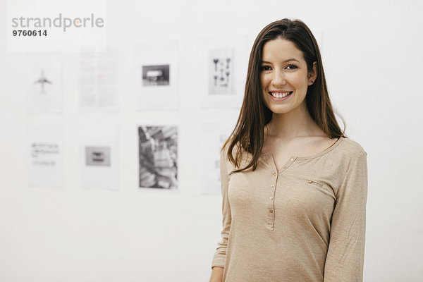 Porträt einer jungen Unternehmerin im Home Office