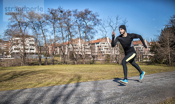Spanien  Gijon  Sportler beim Laufen im Park