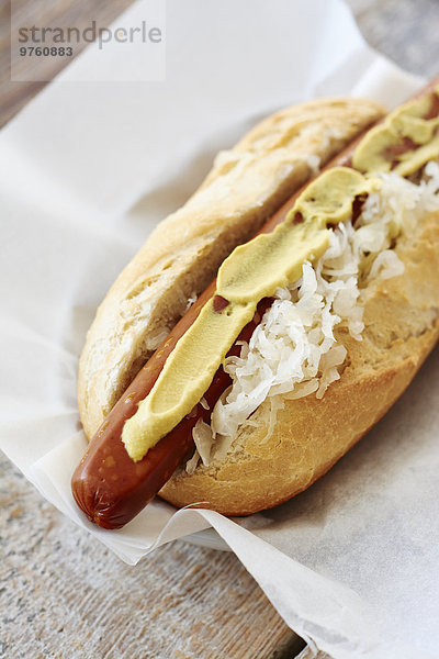 Veganer Hot Dog mit Sauerkraut und Senf auf Serviette