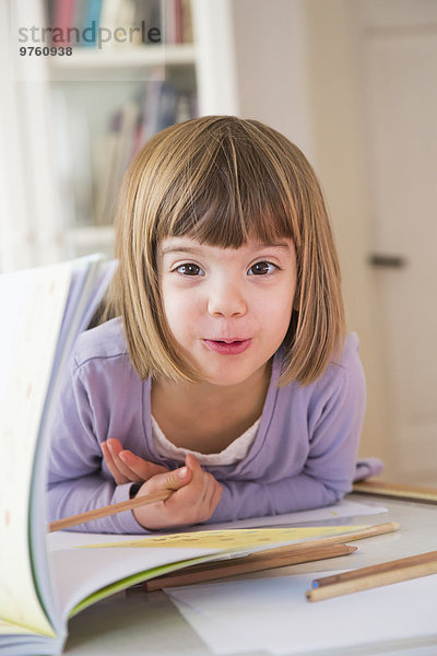 Porträt eines kleinen Mädchens mit Buntstiften