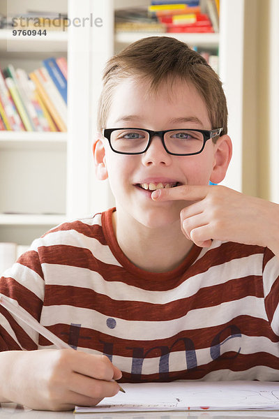 Porträt eines lächelnden Jungen mit Brille